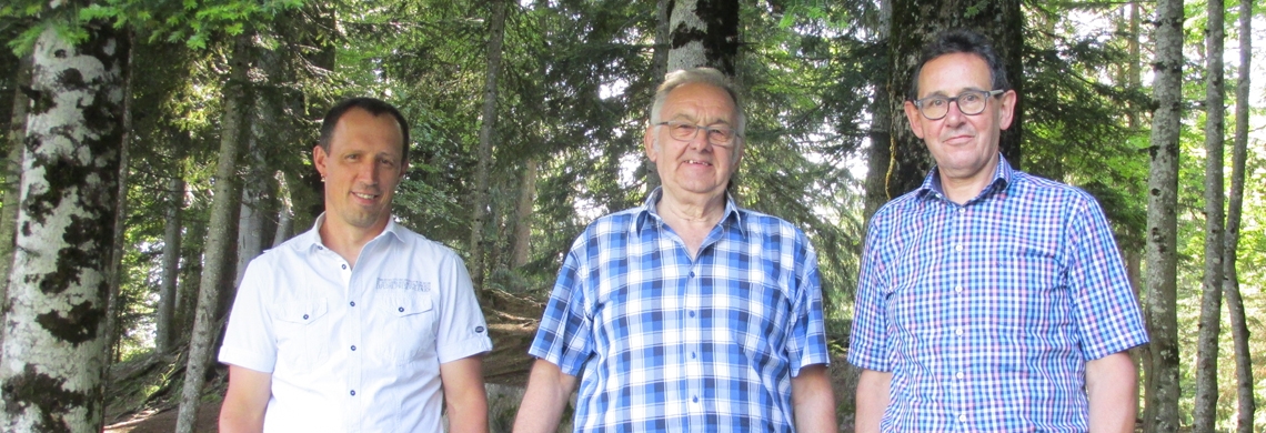 Auf dem Bild v.l.n.r.: Waldrat Matthias Näf, scheidender Waldratspräsident Werner Ackermann und neuer Waldratspräsident Toni Hässig